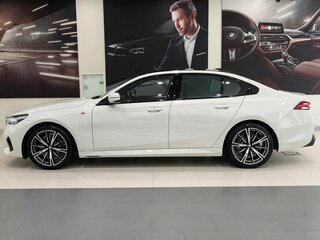 2025 BMW 5 серии 530i xDrive VIII (G60/G61/G68), белый, 10949900 рублей, вид 2