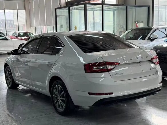 2021 Skoda Octavia III (A7) Рестайлинг, белый, 1600000 рублей - вид 2
