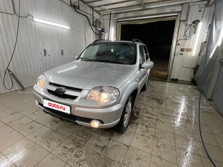 2011 Chevrolet Niva I Рестайлинг, серебристый, 450000 рублей, вид 2