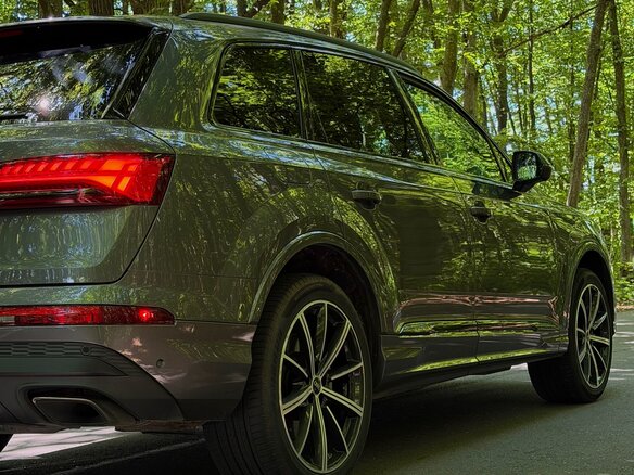 2024 Audi Q7 45 TFSI II (4M) Рестайлинг 2, серый, 4950000 рублей - вид 1
