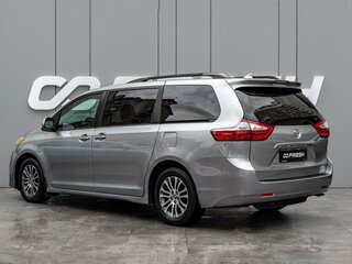 2017 Toyota Sienna III Рестайлинг 2, серебристый, 2470000 рублей, вид 2