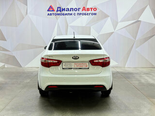 2013 Kia Rio 4-speed III, белый, 850000 рублей, вид 5