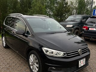 2017 Volkswagen Touran II, чёрный, 1595000 рублей, вид 3
