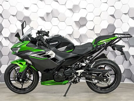2024 Kawasaki Ninja 400, чёрный, 677000 рублей, вид 4