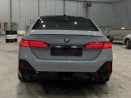 2024 BMW 5 серии 530e xDrive VIII (G60/G61/G68), серый, 8400000 рублей, вид 3