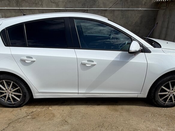2014 Chevrolet Cruze I Рестайлинг, белый, 750000 рублей - вид 3