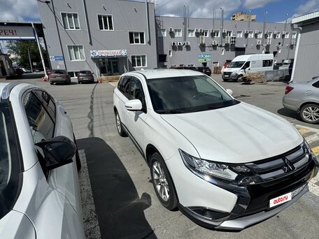 2017 Mitsubishi Outlander III Рестайлинг 2, белый, 1740000 рублей, вид 2