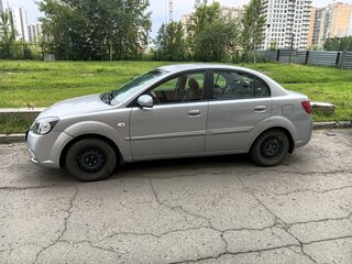 2011 Kia Rio II Рестайлинг, серебристый, 550000 рублей, вид 4