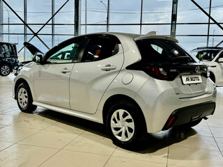 2020 Toyota Yaris IV, серый, 1299000 рублей, вид 3