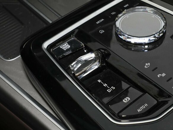 2025 BMW 7 серии 740i xDrive VII (G70), красный, 16760000 рублей - вид 14