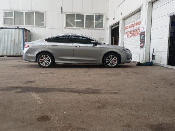 2014 Chrysler 200 II, серый, 1200000 рублей - вид 2