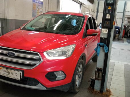 2017 Ford Kuga II Рестайлинг, красный, 1440000 рублей, вид 1