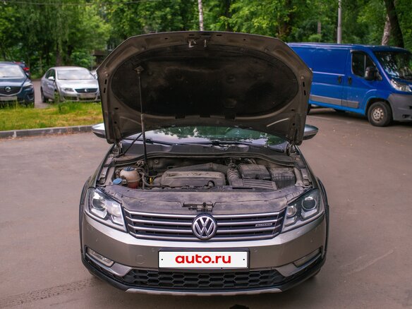 2013 Volkswagen Passat Alltrack B7, коричневый - вид 2