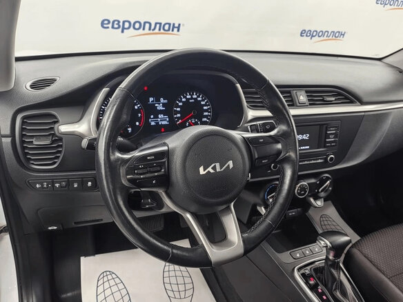 2021 Kia Rio IV Рестайлинг, белый, 1670000 рублей - вид 5