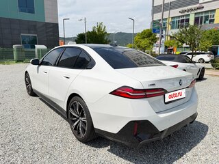 2026 BMW 5 серии 530i xDrive VIII (G60/G61/G68), белый, 8087700 рублей, вид 3