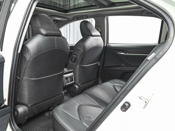 2022 Toyota Camry VIII (XV70) Рестайлинг, белый, 3075000 рублей - вид 10