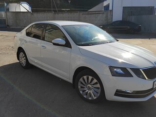 2017 Skoda Octavia III (A7) Рестайлинг, белый, 1800000 рублей, вид 2