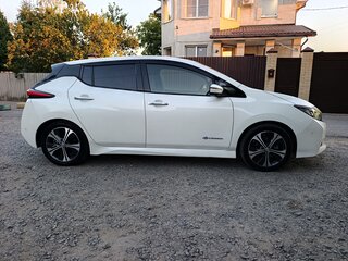 2017 Nissan Leaf II (ZE1), белый, 1850000 рублей, вид 5