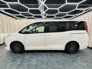 2019 Toyota Noah III (R80) Рестайлинг, белый, 2199999 рублей, вид 3