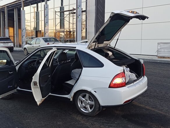 2013 Lada (ВАЗ) Priora I Рестайлинг, белый, 360000 рублей - вид 8