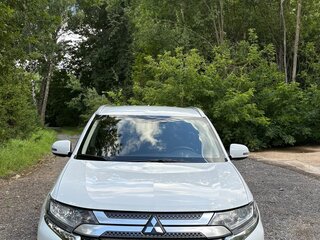 2019 Mitsubishi Outlander III Рестайлинг 3, белый, 1755000 рублей, вид 3