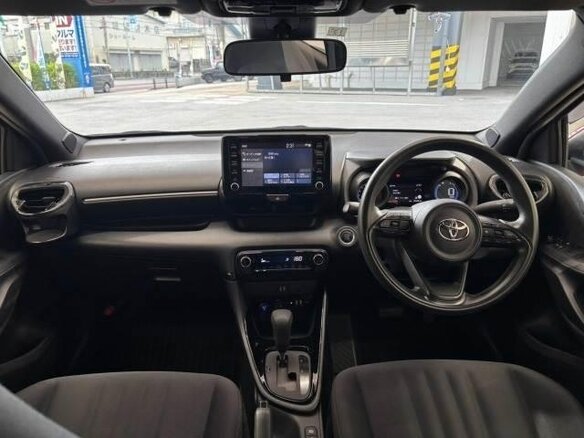 2022 Toyota Yaris IV, красный, 1014000 рублей - вид 15