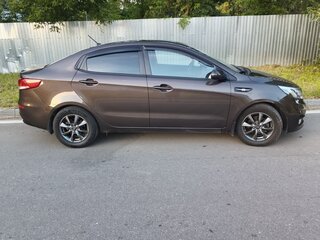 2015 Kia Rio III Рестайлинг, коричневый, 800000 рублей, вид 2