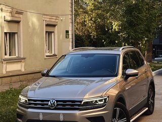 2017 Volkswagen Tiguan II, бежевый, 2500000 рублей, вид 1