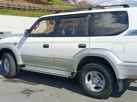 2000 Toyota Land Cruiser Prado 90 Series Рестайлинг, белый, 1600000 рублей, вид 4