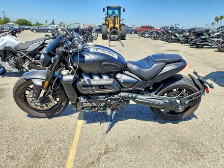 2022 Triumph Rocket 3, чёрный, 1688566 рублей, вид 3