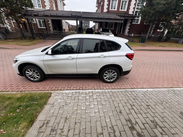 2021 BMW X1 18i sDrive II (F48) Рестайлинг, белый - вид 3