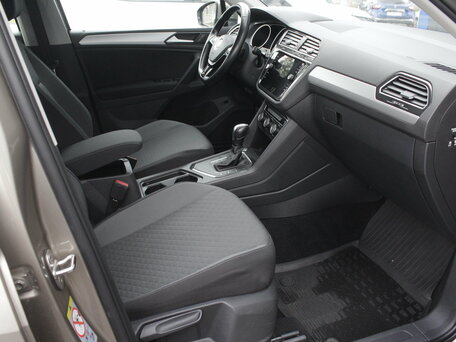 2020 Volkswagen Tiguan II, бежевый, 2140000 рублей, вид 5