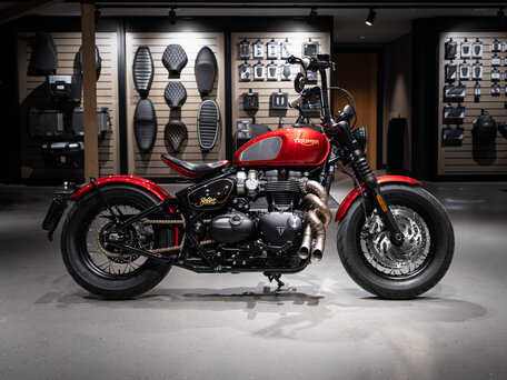 2022 Triumph Bonneville Bobber, красный, 1600000 рублей, вид 2