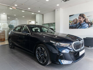 2025 BMW 5 серии Long 530Li xDrive VIII (G60/G61/G68), чёрный, 8450000 рублей, вид 3
