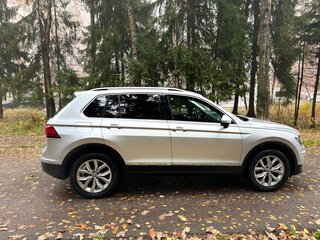 2017 Volkswagen Tiguan II, серебристый, 2250000 рублей, вид 4