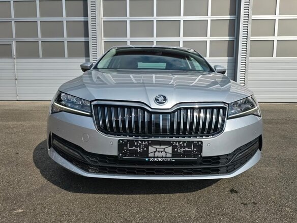 2023 Skoda Superb III Рестайлинг, серебристый, 2650000 рублей - вид 1