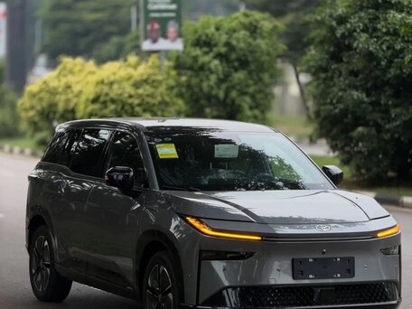 2026 Toyota bZ3X 58.3 kWh, серый, 2760000 рублей, вид 3