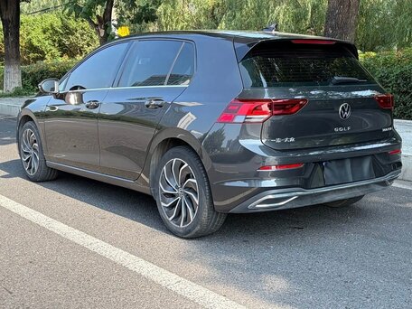 2023 Volkswagen Golf VIII, серый, 1870000 рублей, вид 4