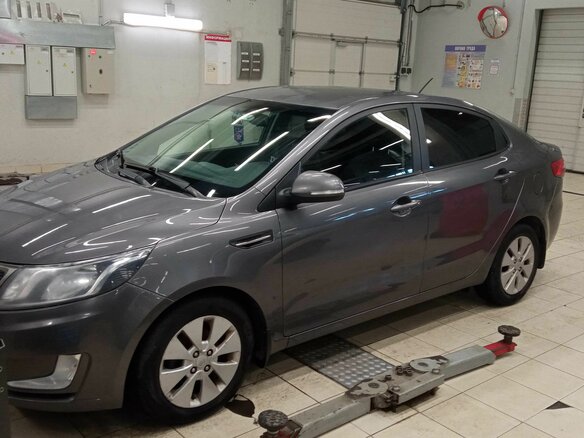 2013 Kia Rio 4-speed III, белый, 890000 рублей - вид 1