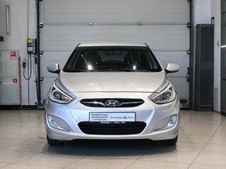 2013 Hyundai Solaris I, серебристый, 579000 рублей, вид 2