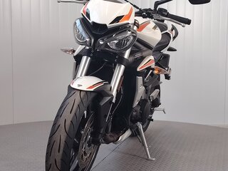 2021 Triumph Street Triple, белый, 699000 рублей, вид 3