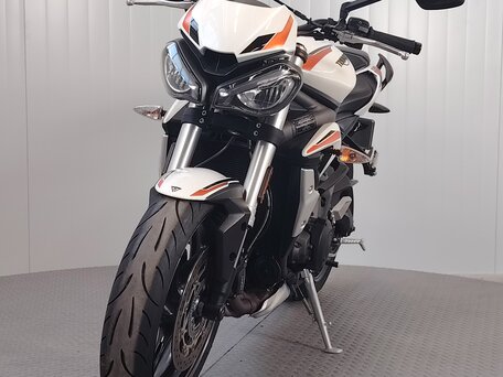 2021 Triumph Street Triple, белый, 699000 рублей, вид 3