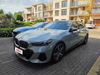 2024 BMW 5 серии 530i xDrive VIII (G60/G61/G68), серый, 7280000 рублей, вид 4