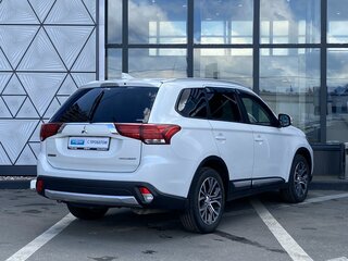 2017 Mitsubishi Outlander III Рестайлинг 2, белый, 1439000 рублей, вид 5
