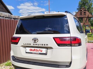 2023 Toyota Land Cruiser 300 Series, белый, 11700000 рублей, вид 3