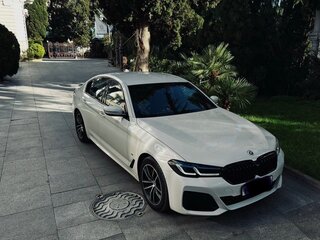 2022 BMW 5 серии 530i xDrive VII (G30/G31/G38) Рестайлинг, белый, 7000000 рублей, вид 4
