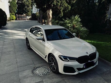2022 BMW 5 серии 530i xDrive VII (G30/G31/G38) Рестайлинг, белый, 7000000 рублей, вид 4