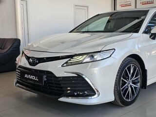 2021 Toyota Camry VIII (XV70) Рестайлинг, белый, 3480000 рублей, вид 3