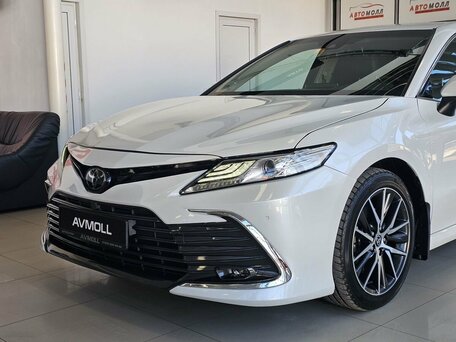 2021 Toyota Camry VIII (XV70) Рестайлинг, белый, 3480000 рублей, вид 3