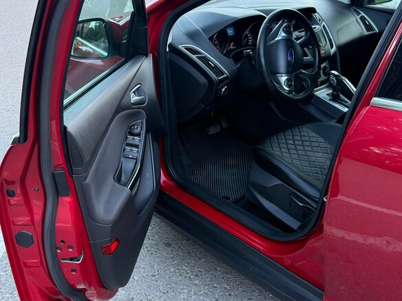 2013 Ford Focus III, красный, 630000 рублей - вид 3